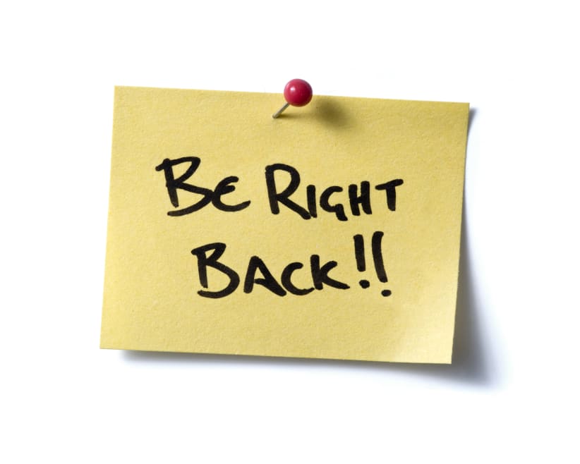 a yellow post-it note with the words "be right back!!" written in black marker pen.